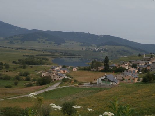 Vista del pueblo de Real desde la pista de subida 